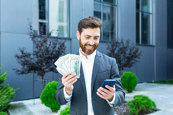 Ganador Exitoso Del Hombre Sostiene Dólares Efectivo Regocija Ganar Por — Foto de Stock