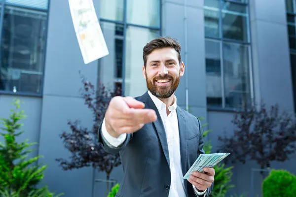 Feliz Éxito Caucásico Barbudo Hombre Negocios Cuenta Olas Lanza Mostrar — Foto de Stock