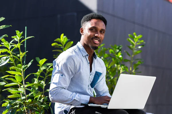 Hombre Negro Freelancer Que Trabaja Línea Usando Ordenador Portátil Sentado — Foto de Stock