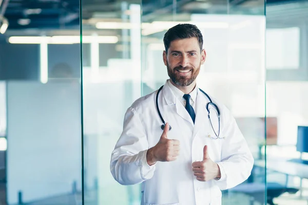 Réussi Homme Médecin Sourit Regarde Caméra Dans Clinique — Photo