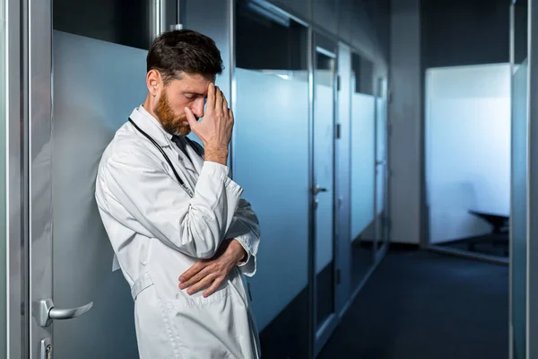 Médico Cansado Sobrecargado Trabajo Tiene Fuerte Dolor Cabeza Siente Mal — Foto de Stock