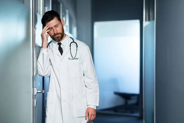 Médico Cansado Sobrecargado Trabajo Tiene Fuerte Dolor Cabeza Siente Mal — Foto de Stock