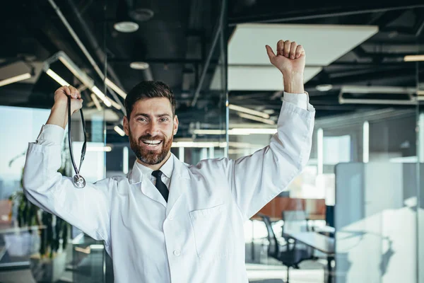 身穿白衣的快乐而成功的医生 快乐地跳着舞 对自己的工作成果感到满意 病人在一家现代诊所迅速康复 — 图库照片