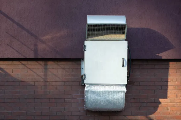 Ett Stort Ventilationsrör Metall Placerat Utomhus Byggnadens Vägg — Stockfoto