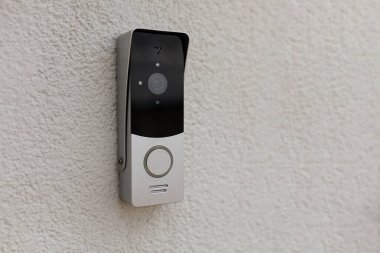Evin duvarında güvenlik kamerası olan kapı zili.