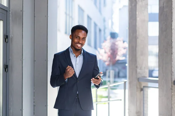 Salido Afroamericano Empresario Celebrando Logro Mirando Smartphone Exitoso Hombre Negocios — Foto de Stock