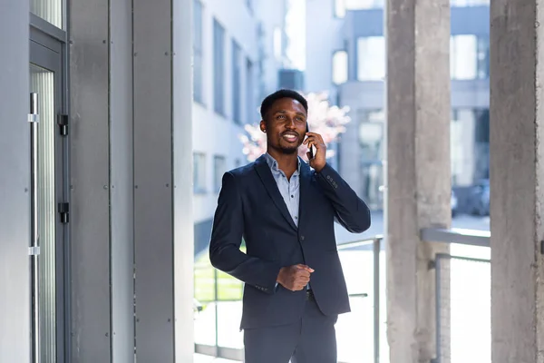 Empleado Exitoso Sonríe Habla Por Teléfono Alegra Hombre Negocios Afroamericano — Foto de Stock