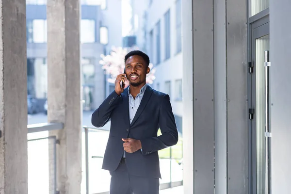 Empleado Exitoso Sonríe Habla Por Teléfono Alegra Hombre Negocios Afroamericano — Foto de Stock