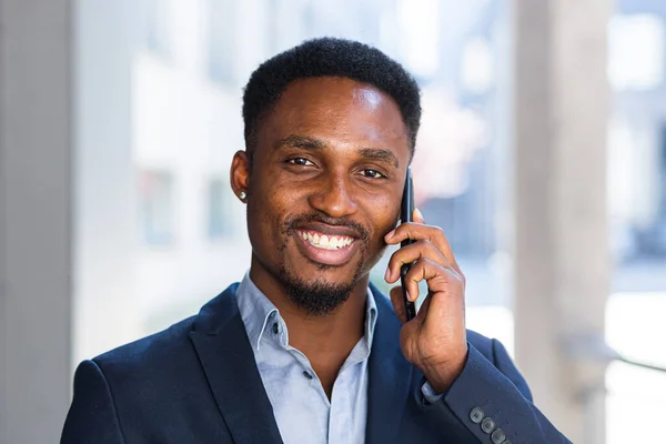 Primer Plano Retrato Empresario Africano Hablando Por Teléfono Sonriendo Desde — Foto de Stock