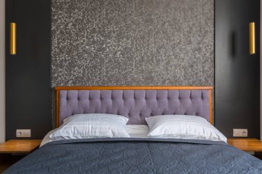 Geniş, çift kişilik yataklı, modern bir otel odası.