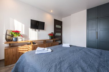 Geniş, çift kişilik yataklı, modern bir otel odası.