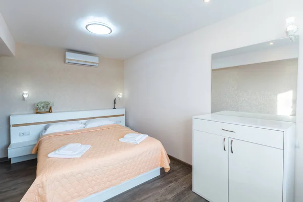 Beyaz Duvarlı Bir Yatak Odası Otelde Beyaz Bir Battaniyesi Olan — Stok fotoğraf