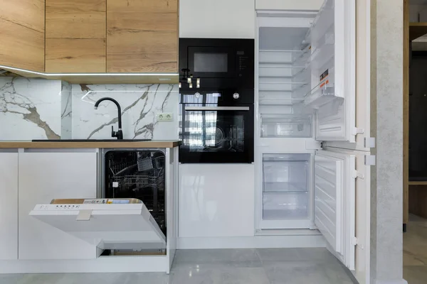 Küche Mit Offenem Kühlschrank Und Geschirrspüler — Stockfoto