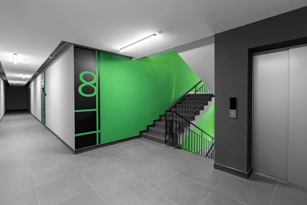 走廊大厅内部 许多公寓楼有前门和电梯 有绿色墙壁的信箱 — 图库照片