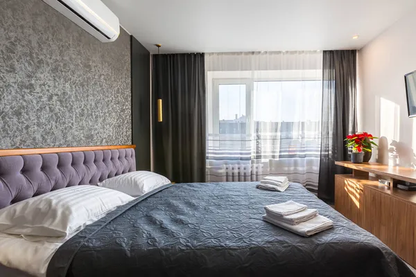 Interiör Ett Sovrum Med Stor Dubbelsäng Modern Stil Liten Lägenhet — Stockfoto