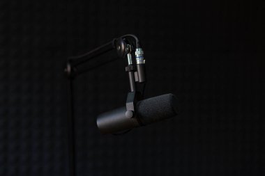 Kayıt stüdyosu ve podcast mikrofonu, siyah arkaplanda