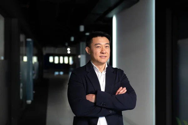 Porträtt Framgångsrik Asiatisk Chef Chef Med Korsade Armar Kostym Tittar — Stockfoto