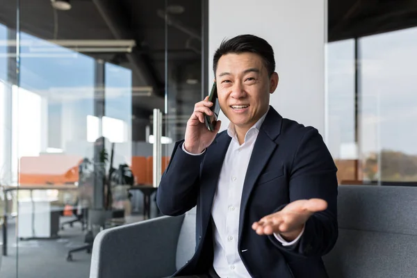 Asiatisk Affärsman Ler Och Jublar Glad Prata Telefon Frilansare Man — Stockfoto