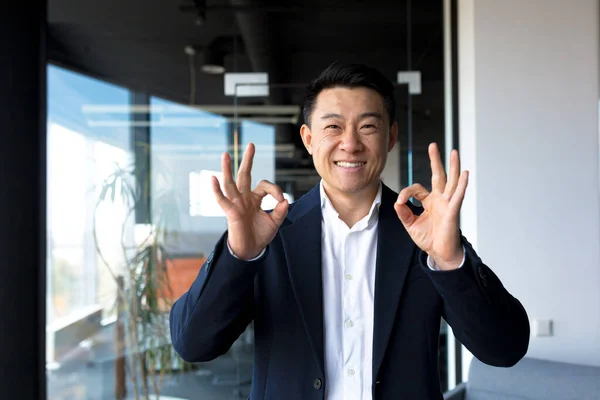 Asiatisk Glad Man Tittar Kameran Visar Tummen Upp Och Tecken — Stockfoto