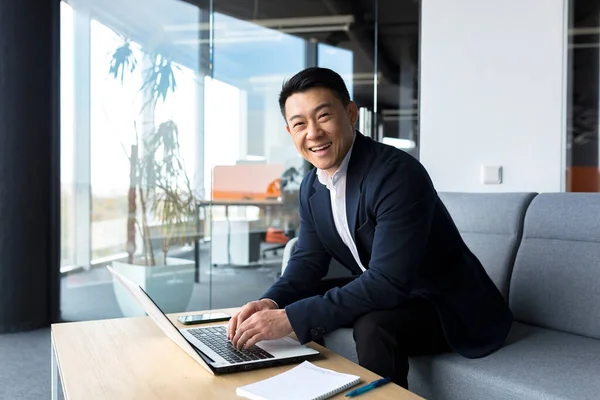 Framgångsrik Och Glad Asiatisk Man Som Arbetar Distans Laptop Ler — Stockfoto