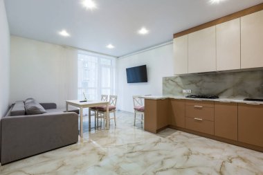 Modern tarzda portakallı büyük bir mutfağın içi.
