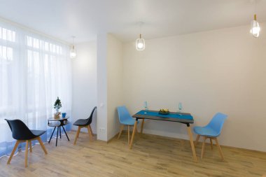 Dairesinde ahşap olan büyük mavi bir mutfak.