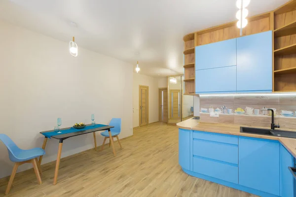 房间里有木头的蓝色大厨房的内部 — 图库照片