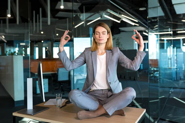 Ofisinde Yalnız Başına Oturan Bir Kadını Lotus Pozisyonunda Meditasyon Yapan — Stok fotoğraf