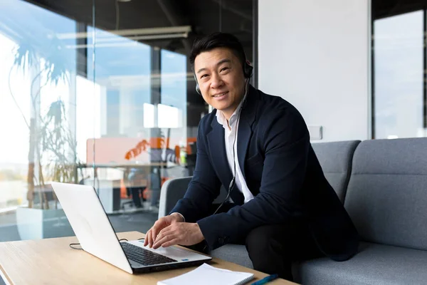 Portret Odnoszącej Sukcesy Azjatyckiej Biznesmenki Mężczyzny Patrzącego Kamerę Uśmiechającego Się — Zdjęcie stockowe