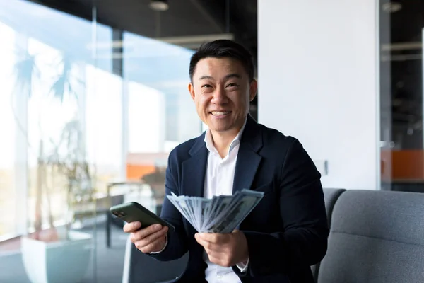 Framgångsrik Asiatisk Chef Företagare Tittar Kameran Och Gläds Firar Segern — Stockfoto