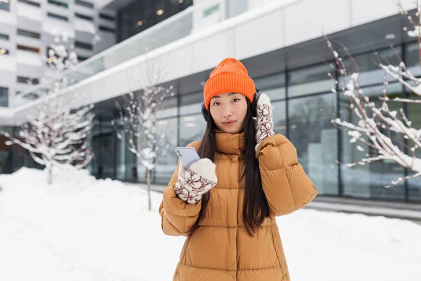 Teen Girl Student Campus Asian Listens Music Walks Winter Snowy — Stock Photo, Image