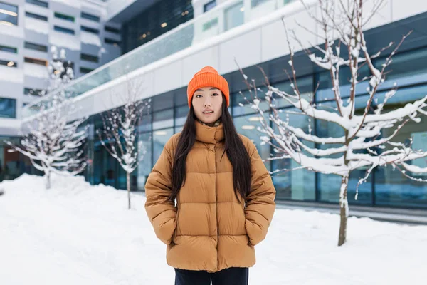 Varmt Klädd Asiatisk Flicka Går Ner Gatan Vinter Snöig Dag — Stockfoto