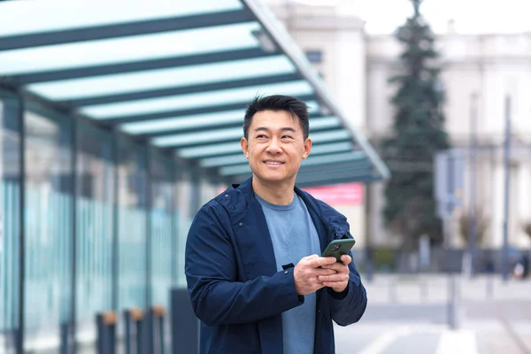 Alegre Feliz Asiático Usando Teléfono Sonriendo Mirando Cámara Cerca Del — Foto de Stock