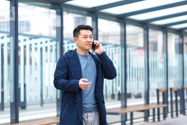 Hombre Hablando Por Teléfono Centrado Serio Asiático Una Parada Transporte — Foto de Stock