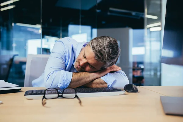 Cansado Chefe Negócios Sênior Dormindo Desktop Escritório — Fotografia de Stock