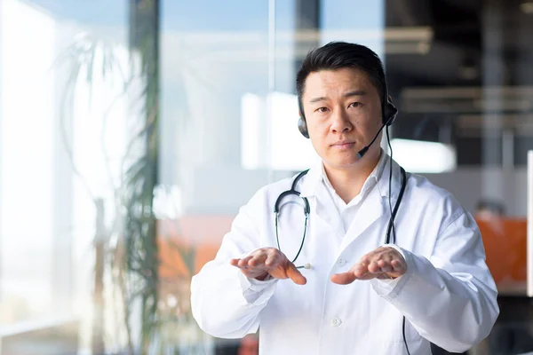 Médico Asiático Serio Centrado Hace Una Videollamada Desde Clínica Hombre — Foto de Stock