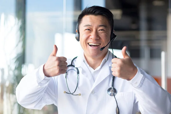 Feliz Médico Sonríe Mira Cámara Asiático Anuncia Buenas Noticias Para — Foto de Stock