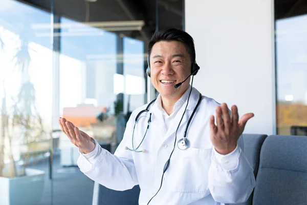 Feliz Médico Sonríe Mira Cámara Asiático Anuncia Buenas Noticias Para — Foto de Stock