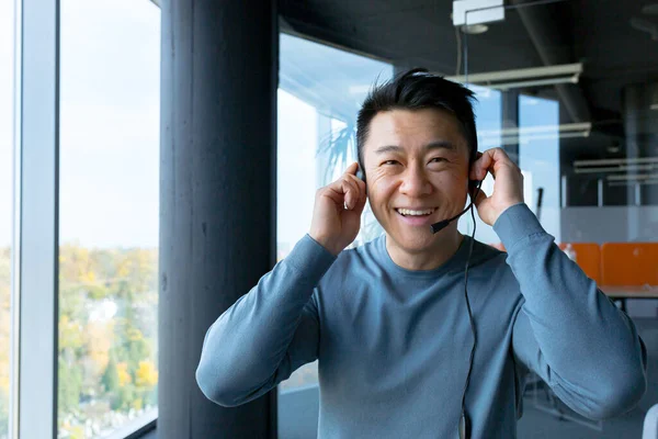 Feliz Trabajador Telemarketing Mirando Cámara Sonriendo Asiático Con Auriculares Video — Foto de Stock