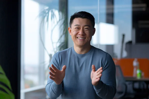 Portrait Cheerful Employee Looking Camera Gesturing His Hands Asian Communicates — Stockfoto