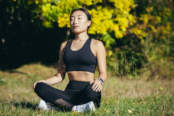 Young Beautiful Asian Woman Performs Fitness Yoga Exercises Sitting Lotus — Foto de Stock