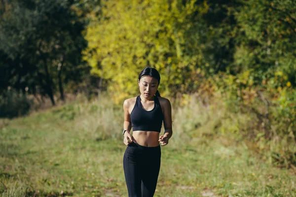 Piękna Azjatka Biegająca Rano Parku Kobieta Ubrana Ciemny Strój Sportowy — Zdjęcie stockowe