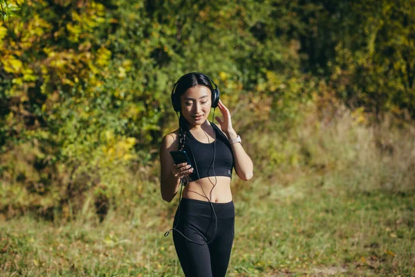 Młoda Piękna Azjatka Porannym Spacerze Parku Biegnie Sportowiec Słucha Muzyki — Zdjęcie stockowe