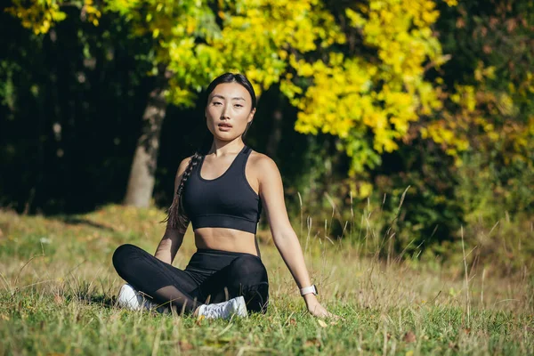 Beautiful Asian Woman Meditates Woods Sunny Day Athlete Rests Sitting — Foto de Stock