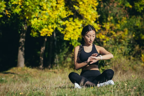Młody Piękny Sport Dziewczyna Azji Kobieta Medytuje Park Siedząc Lotosu — Zdjęcie stockowe