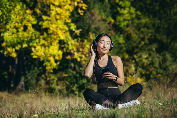 Joven Mujer Forma Asiática Sentada Estera Posición Loto Meditando Relajante — Foto de Stock