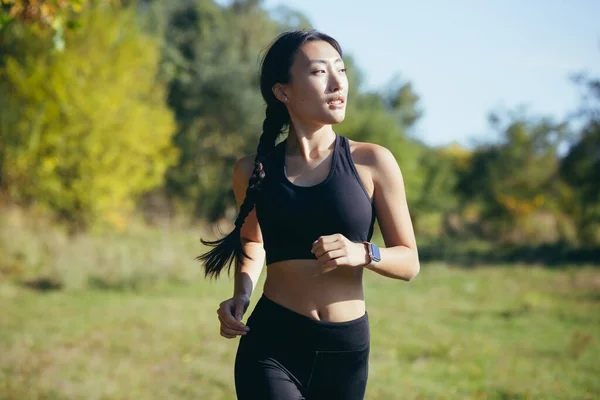 Młoda Azjatycka Szczęśliwa Kobieta Biegająca Lesie Lub Parku Miejskim Poranne — Zdjęcie stockowe