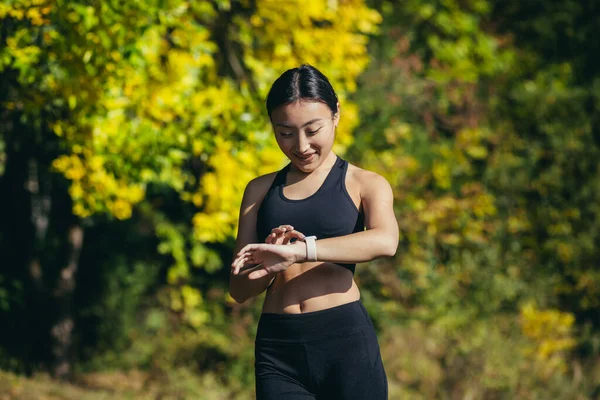 Portret Młodej Atletki Fitness Azjatki Patrzącej Kamerę Uśmiechniętej Cieszącej Się — Zdjęcie stockowe