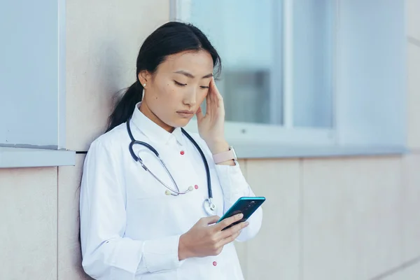 Enfermera Médica Triste Asiática Cerca Clínica Durante Descanso Utiliza Teléfono — Foto de Stock