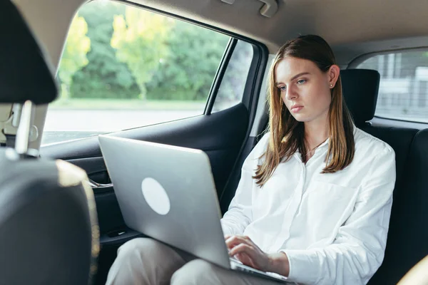 Beautiful Female Passenger Car Works Laptop Uses Mobile Phone — Stock Photo, Image